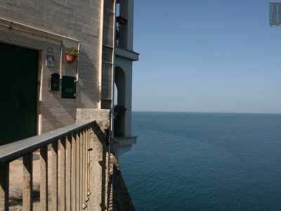 La 67enne Teresa abita in un appartamento sul mare in via Cardinale Ciasca, a due passi da Grotta Palazzese. Il prospetto della sua casa si pu� intravedere affacciandosi su una delle balconate di Polignano (la quinta entrando nel centro storico dall�Arco marchesale) e guardando sulla sinistra